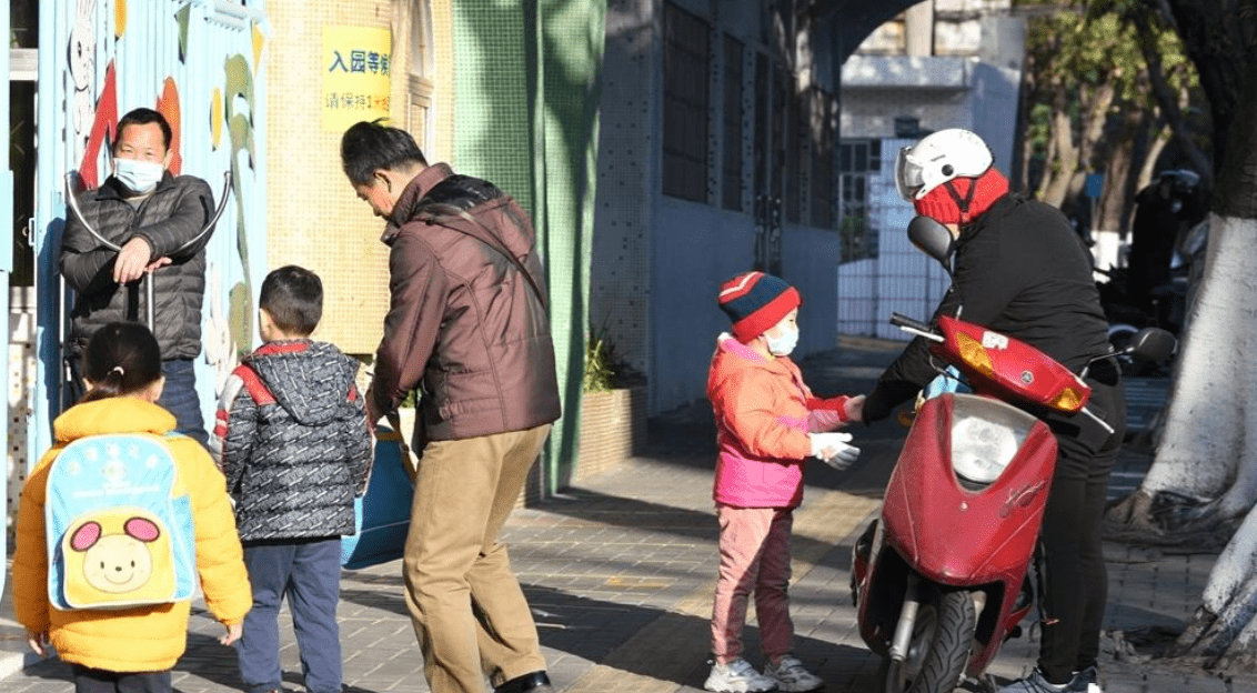 辟谣冬天孩子感冒是冻出来的？医生：穿太暖更容易生病(图3)